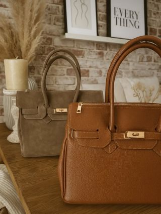 Kabelka, která má styl i charakter ✨ Naše ikonická kufříková kabelka vynikne v každém outfitu – ať už sáhnete po elegantní...