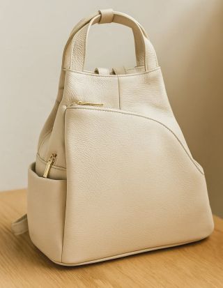 Takzvaný 🎒slza batoh🎒. Jeden z nejoblíbenějších kousků minulých let je zpět 💪🏼 v kožené verzi, ve dvou barvách 😊