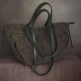 🍂 Trendy kousek letošního podzimu! Olivová semišová kožená kabelka, která si získá tvoje srdce. 👜 Semiš a tento tvar jsou...