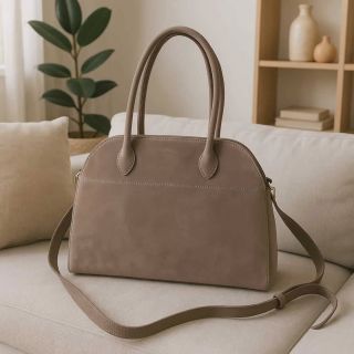 ✨Nadčasová elegance v semiši. Precizně zpracovaná kabelka z jemné semišové kůže, která drží tvar a přitom zůstává měkká na...