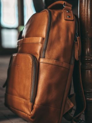 ✨ Black Friday je tu! Udělej si radost stylovým parťákem na každý den – batohy, kabelky a tašky The Chesterfield Brand a...