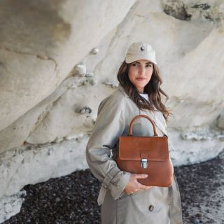 ✨ Kabelka Angera od The Chesterfield Brand ✨ Stylová, praktická a vyrobená z kvalitní voskované hovězí kůže. 👜 Perfektní...