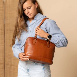 Elegantní, praktická a nadčasová 🤎✨ Dámská kabelka Viamonte je dokonalou volbou do práce i na byznys schůzky 💼👩‍💼 Kvalitní...